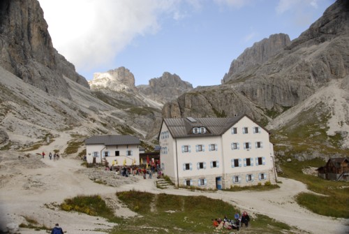 Rundwanderung von Ciampedie zur Rif. Vajolet bei den Vajolet-Türmen und zurück über den Höhenweg 541