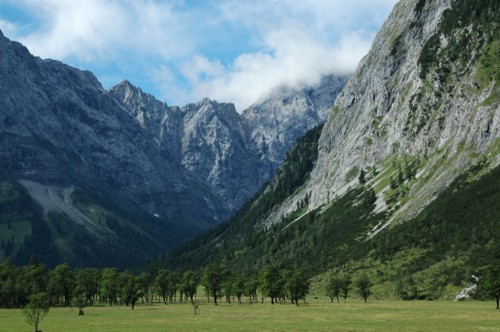 Blick auf die Felsmassive des Karwendels vom Großen Ahornboden aus