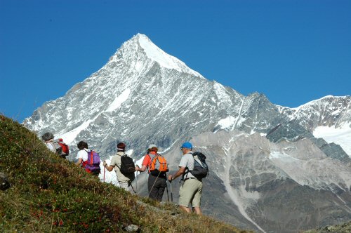 Auf dem Weg von den Täschalmen nach Zermatt über Obere Satteln