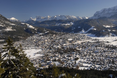 Blick vom Berggasthof Sankt Martin am Grasberg auf Garmisch-Partenkirchen