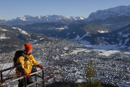 eiserne Kanzel mit Ausblick auf Garmisch-Partenkirchen, das Karwendel und das Wettersteingebirge