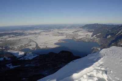 Blick vom Herzogstand Richtung Norden. Vorne der Kochelsee.