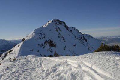 Herzogstand: Blick vom Gipfelkreuz zum Pavillon.