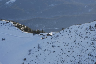 Blick vom Pavillon auf dem Herzogstand auf das Gasthaus Herzogstand