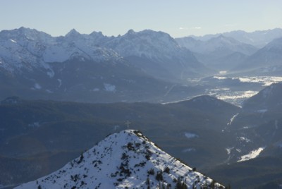 Blick vom Pavillon auf dem Herzogstand auf das Karwendelgebirge