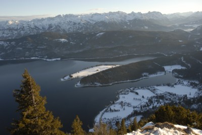 Herzogstand: Blick hinunter auf die Halbinsel im Walchensee auf dem Weg zur Seilbahn