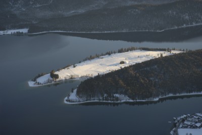 Blick hinunter auf die Halbinsel im Walchensee auf dem Weg zur Seilbahn