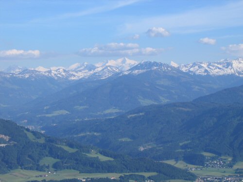 Der Blick vom Pendling auf die Zillertaler Alpen zeigt fast das gesamte Jahr Schnee bedeckte Gipfel