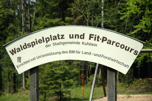 Vorbei geht es dann an der Theaterhütte und am Waldspielplatz und Fit-Parcours