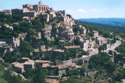 Der bekannte Ort Gordes am Fuße des Plateau de Vauduse