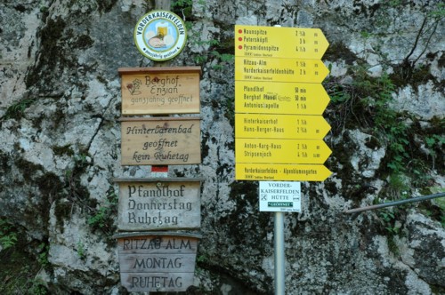 Am Eingang vom Aufstieg zum Kaisertal in Kufstein, Sparchen, steht ein Wegweiser