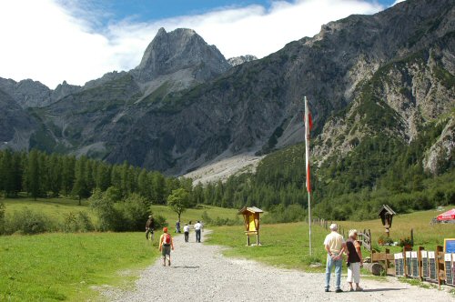 Blick auf die Lamsenspitze und die Schafkarspitze nach der Gramaialm