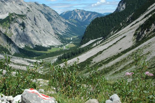 Blick auf das Falzthurntal nach Nordosten, vom dem Weg zur Lamsenjochhütte aus gesehen