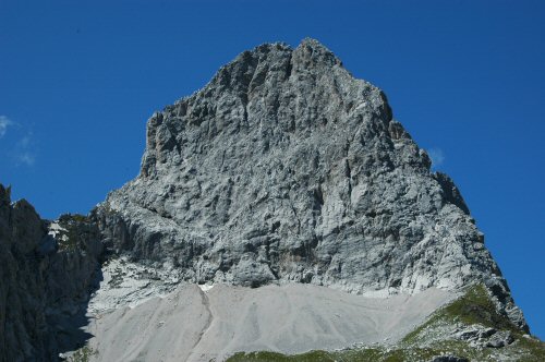 Blick auf die Lamsenspitze (2508 m) von der Lamsenjochhütte (1953 m) aus gesehen