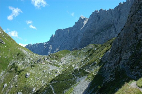 Blick auf den Weg von der Gramaialm auf die Lamsenjochhütte (1953 m) 