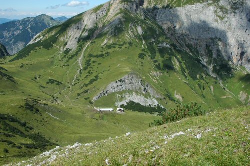 Blick auf den Gramaialm-Hochleger vom Hahnkampl aus gesehen