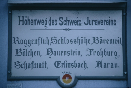 historische Tafel zum Höhenweg am Bahnhof in Balsthal