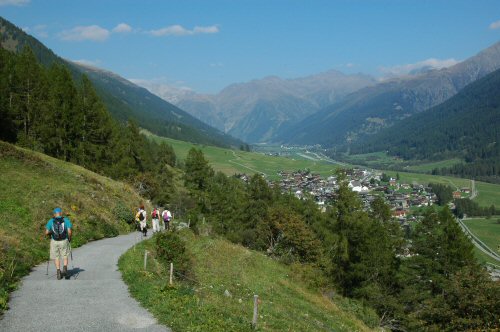 Abstieg vom Gommer Höhenweg nach Münster mit dem Furka am Horizont