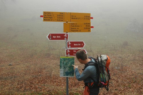 Wegweiser kurz vor der Alpe Bolla bei Lugano im Tessin