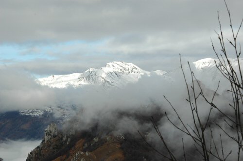 Blick auf die Berge um den Luganer See vom Aufstieg bei Lugano auf den Monte Boglia