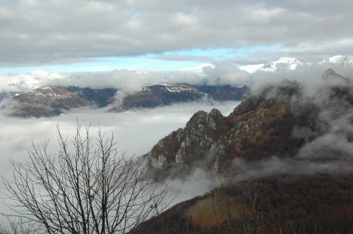 Blick auf die Berge um den Luganer See vom Aufstieg bei Lugano auf den Monte Boglia