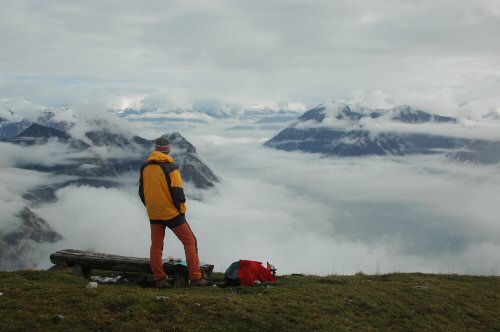 Blick auf die Berge um den Luganer See vom Aufstieg bei Lugano auf den Monte Boglia