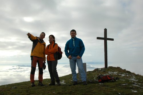 Gipfelkreuz des Monte Boglia am Luganer See