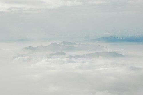 Blick auf das Wolkenmeer beim Abstieg vom Monte Boglia nach Brè