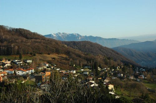 Aussicht auf die einzelnen Bergdörfer bei Miglieglia im Tessin