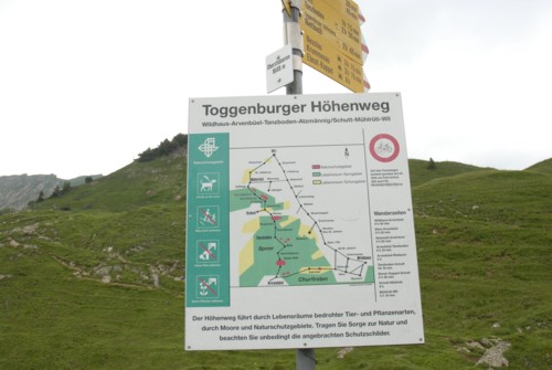 Wegweiser zum Toggenburger Höhenweg am Berggasthof Oberchaeseren