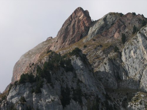 Blick auf die Berghütte auf dem großen Mythen