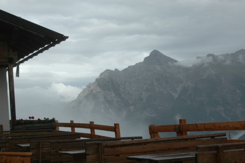 Bei sch&ouml;nem Wetter l&auml;sst es sich hier gut sitzen - heute betrachten wird eher die grandiosen Wolkenberge mit den Stubaiertaler Alpen &ouml;stlich vom Stubaital.