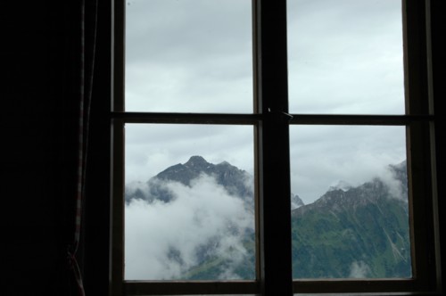 Blick aus der Gaststube der Kasterstatt-Alm auf die &ouml;stlichen Stubaitaler Alpen.