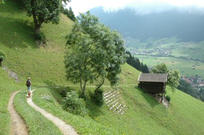 Hier sieht man unseren Wanderweg zur Starkenburger Hütte. Im Hintergrund: Blick ins Stubaital nach Norden.