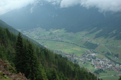 Noch immer geht der Weg am Hang entlang mit einem herrlichen Ausblick in das Stubaital und auf Neustift ...