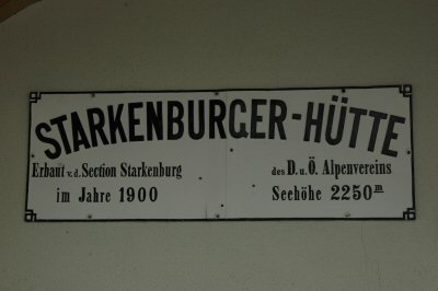 Nach drei Stunden sind wir auf der Starkenburger-Hütte auf 2.250 m Höhe angelangt. Wir haben jetzt ca. 1.300 Höhenmeter gemacht und freuen uns auf ein schönes Mittagessen. 