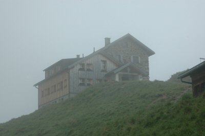 Leider hat das Wetter geändert, so dass wir im Abstieg die Starkenburge-Hütte nur im Nebel sehen.