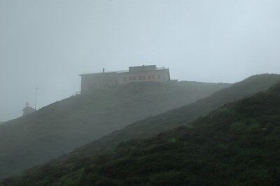 Langsam verschwindet die Starkenburger-Hütte im Nebel.